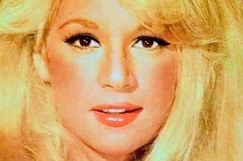 Η Αλίκη Βουγιουκλάκη σε μια σπάνια φωτογραφία από το εξοχικό της στον Θεολόγο. Καλοκαίρι του ‘88