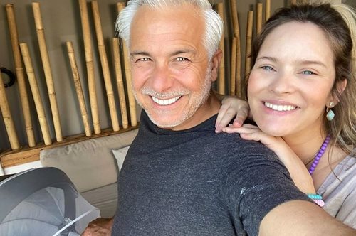 Αγάπη και γαλάζιο: Μπραντ και Χριστόπουλος σε φωτογραφία εξωτικής ομορφιάς από τη 2η επέτειο γάμου