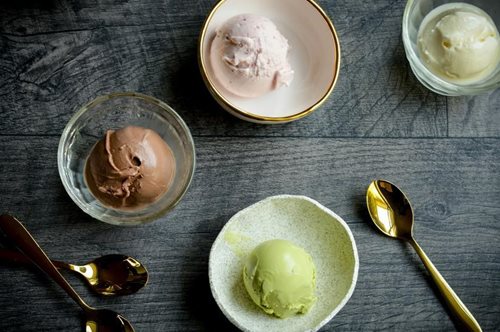 Το σπιτικό παγωτό του τεμπέλη: Με τρία βασικά υλικά, χωρίς παγωτομηχανή, θα εξαφανιστεί στη στιγμή