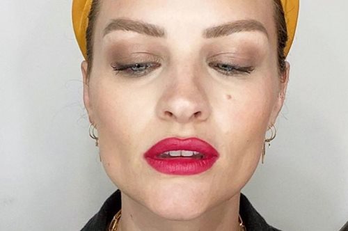 «Κάθε οκτώ δευτερόλεπτα κάπου στον κόσμο μια γυναίκα αγοράζει αυτό το κόκκινο κραγιόν»