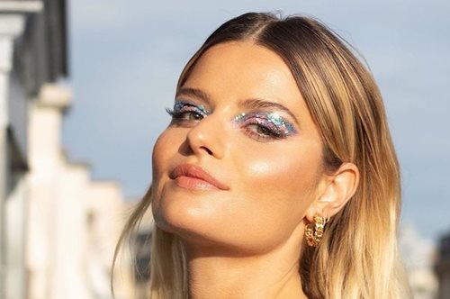 Αυτό το χρώμα μακιγιάζ ματιών είναι το νέο μαύρο: Εντυπωσιακές εμφανίσεις ακόμα και με μάσκα