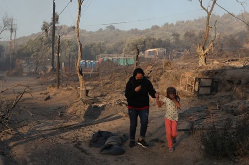 «Η Μόρια καταστράφηκε ολοσχερώς»: Φωτογραφίες από την κόλαση της φωτιάς στη Λέσβο