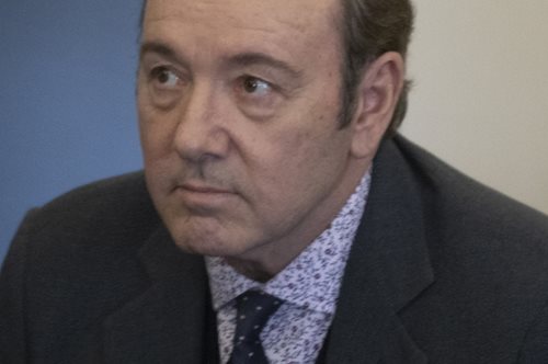 Ισχυρίζεται πως τον εξανάγκασε σεξουαλικά όταν ήταν 14 ετών: Νέες αγωγές για τον Κέβιν Σπέισι