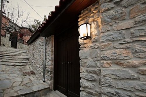 Στο πατάρι ενός μικρού χωριού της Λάρισας υπάρχει μια μαγική, βραβευμένη βιβλιοθήκη