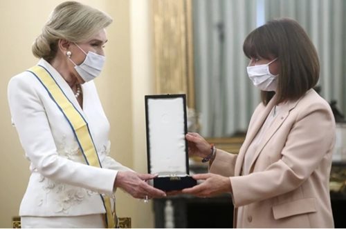 Η ΠτΔ βράβευσε τη Μαριάννα Βαρδινογιάννη με τον Μεγαλόσταυρο του Τάγματος της Ευποιίας