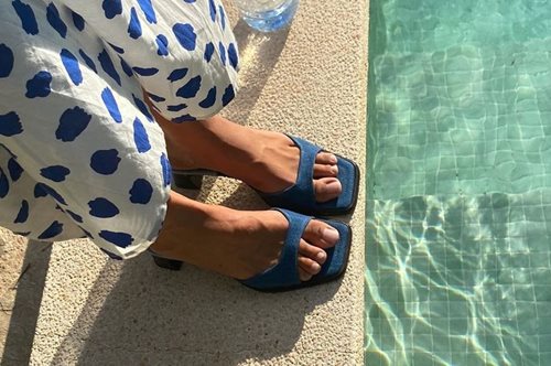 Προβλήματα ακόμα και στον αυχένα: Ελληνίδα ποδολόγος λέει τα λάθη που κάνουμε στην αγορά παπουτσιών