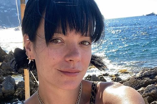 Λίλυ Άλλεν: Παντρεύτηκε τον Ντέιβιντ Χάρμπουρ των Stranger Things με το πιο κουλ νυφικό του κόσμου