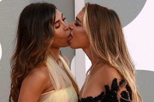 Το φιλί δυο γυναικών στο Φεστιβάλ Βενετίας μας θύμισε αυτό της Μαντόνα και της Μπρίτνεϊ Σπίαρς 