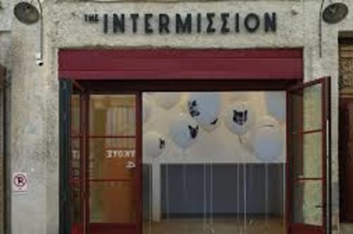 Ένας μοντέρνος εκθεσιακός χώρος στον Πειραιά συντήρησε μία στέγη 100 χρόνων 