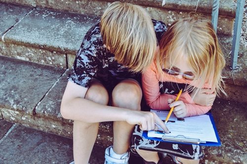 «Τα διαφορετικά παιδιά, τριανταφυλλιές με αγκάθια»: Το κείμενο ενός εκπαιδευτικού