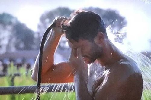 Η Aγγελική έκανε πρεμιέρα και το τουίτερ παραληρεί για το φανελάκι του Λεβεντογιάννη