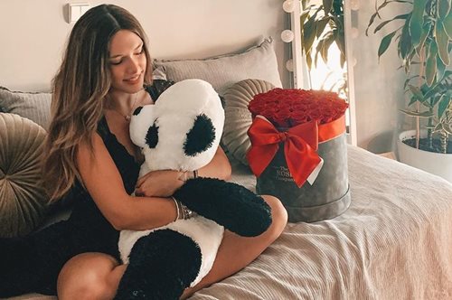 Η κόρη της Εβελίνας Παπούλια, Αφροδίτη Λιάντου, ποζάρει στο φωτεινό διαμέρισμα της στο Λονδίνο