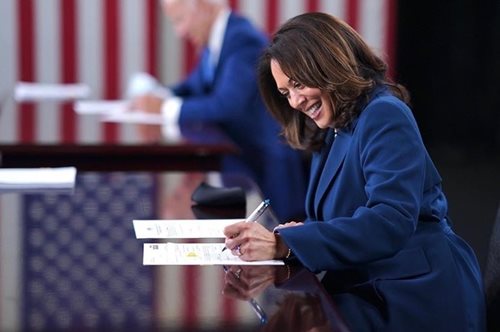 «Μια γυναίκα δράσης»: Γιατί τα sneakers της υποψήφιας αντιπροέδρου Καμάλα Χάρις έγιναν viral