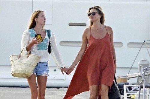 Ένα τελευταίο πάρτι: Η κόρη της Κέιτ Μος, Λίλι, είναι πιο κομψή ακόμα και από τη μητέρα 