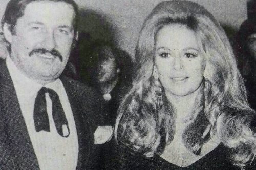 Βουγιουκλάκη-Παμαμιχαήλ: Τα πλήθη παραληρούν γύρω τους το 1970 όταν φτάνουν στη Λευκωσία