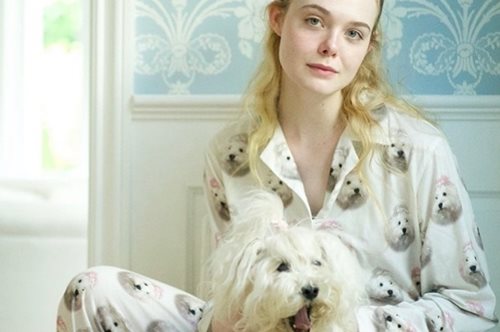 «Μοιάζει με σκιά ματιών αλλά είναι έκζεμα»: Η παράξενη, viral φωτογραφία της Ελ Φάνινγκ 