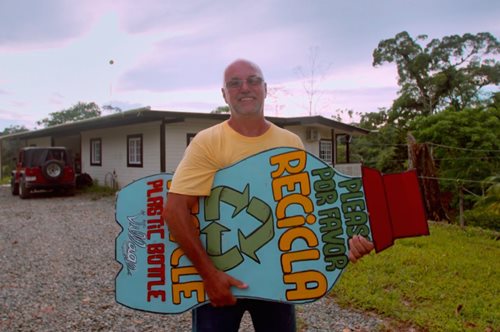 Η ιστορία του άντρα που έχτισε ένα ολόκληρο χωριό αποκλειστικά και μόνο από πλαστικά μπουκάλια