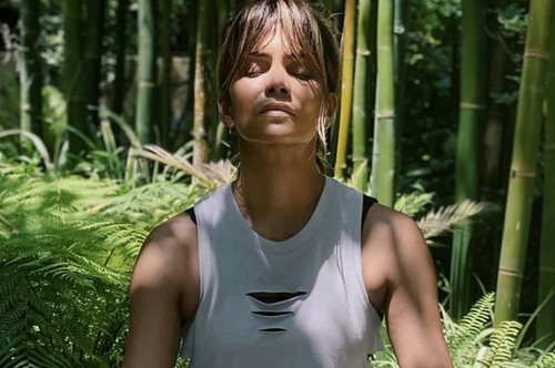 «Τώρα ξέρετε»: Η Χάλι Μπέρι αποκάλυψε ποιος είναι ο μυστηριώδης σύντροφός της 