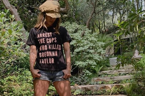 Mε σέξι, εξώπλατο μαγιό. Η 54χρονη Χάλι Μπέρι κάνει άλλη μία βουτιά πριν το φθινόπωρο