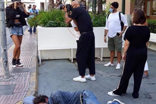 «Η μεγάλη ντροπή της κοινωνίας»: Το twitter σχολιάζει τη φωτογράφηση του Σκουλού δίπλα σε άστεγο 