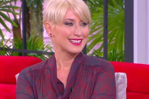 «Πριν κόψω τόσο κοντά τα μαλλιά μου ρώτησα τον Κώστα»:H Σία Κοσιώνη για την αλλαγή στην εμφάνιση της