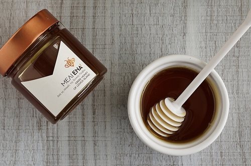 Οικογένεια της Λέσβου παράγει ένα προϊόν που βραβεύτηκε στο Λονδίνο: «Και τα αγκάθια κρύβουν μέλι»