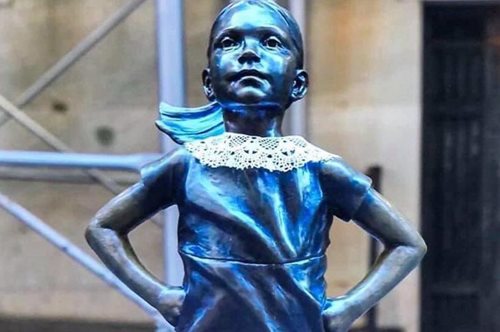 «Το ατρόμητο κορίτσι»: To εμβηματικό άγαλμα φόρεσε λευκό κολάρο για τη Ρουθ Μπέιντεν Γκίνσμπεργκ