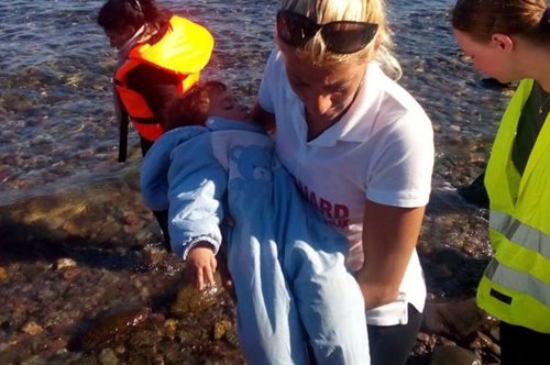 Φάνια διασώστρια: «Οι διασώστες των ΜΚΟ έπαιζαν ξύλο για μια φωτογραφία με το μωρό στα χέρια»