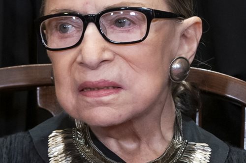 Γιατί το κολάρο της Ρουθ Μπέιντερ Γκίνσμπεργκ έγινε σύμβολο γυναικείας ενδυνάμωσης: Η ιστορία του