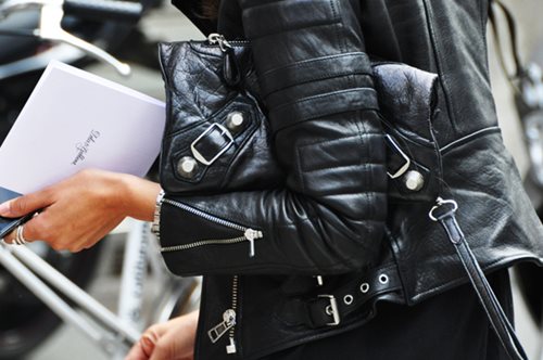 Μήπως είμαι μεγάλη για να φοράω δερμάτινα; Ένα 62χρονο fashion icon δίνει την απάντηση