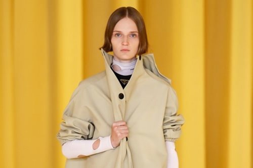 H νέα, μεγαλύτερη τάση στα μαλλιά για το 2021 είναι εξαιρετικά άβολη αλλά έχει την έγκριση των Prada