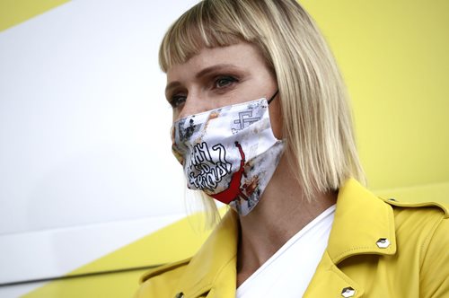 Με ασημένια τουαλέτα και διαμάντια στον λαιμό: H εμφάνιση της Σαρλίν του Μονακό είχε όλο το γκλάμουρ