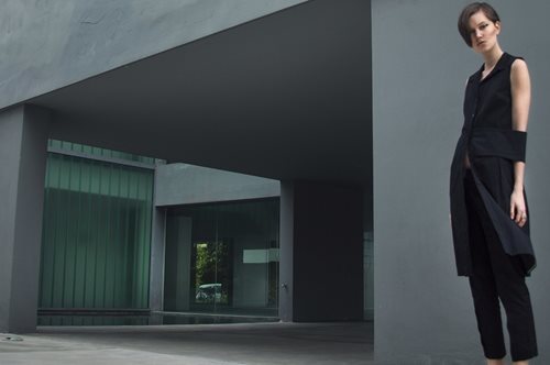 Embrace: Γεωμετρικά κοψίματα με θηλυκές λεπτομέρειες σε ρούχα που θες στη ντουλάπα σου