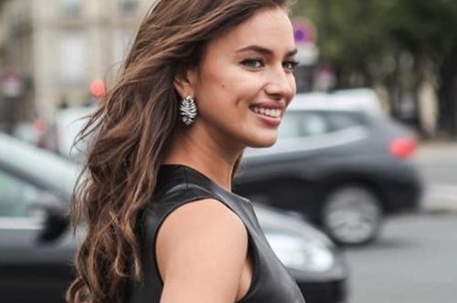 To μπλουζοπουκάμισο της Ιρίνα Σάικ είναι ο τέλειος τρόπος να περάσεις από το καλοκαίρι στο φθινόπωρο