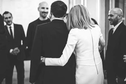 Είναι συνέχεια αγκαλιά: Οι προσωπικές στιγμές και οι backstage φωτογραφίες του ζεύγους Μακρόν