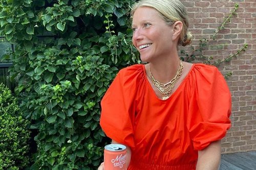 Η 48χρονη Γκουίνεθ Πάλτροου γιορτάζει τα γενέθλια της και ποζάρει γυμνή στον κήπο του σπιτιού της