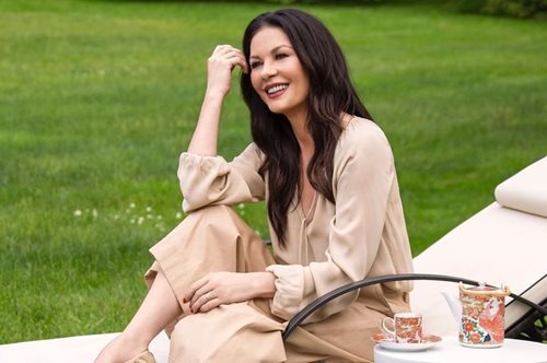 Άφησε πίσω τα πλούσια, μακριά μαλλιά της. Η Κάθριν Ζέτα Τζόουν έκανε το πιο σικάτο κούρεμα της σεζόν