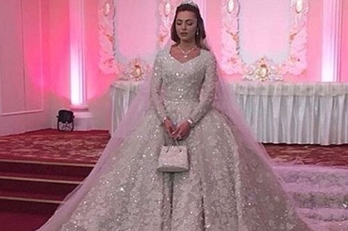 Ο πιο glamorous (;) γάμος: Το νυφικό των 30 εκ. ευρώ και οι σταρ που τραγούδησαν επί πληρωμή