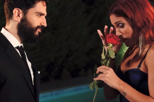 «Έχω αλλεργία στα τριαντάφυλλα»: Ατζαράκης και Συνατσάκη παρωδούν απολαυστικά το Bachelor