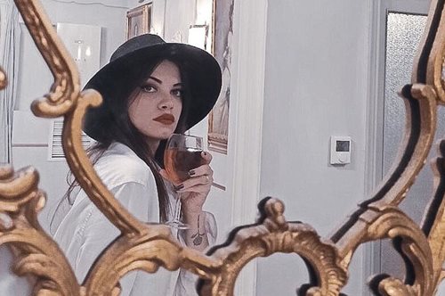 Η εγγονή της Τζένης Καρέζη έκοψε τα μαλλιά της και τώρα μοιάζει ακόμα περισσότερο στη γιαγιά της