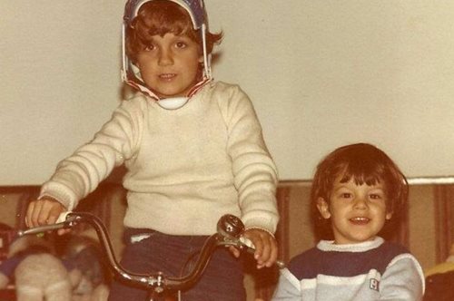 «Δυο ανάσες δίπλα μου ν´ ακούω και μια να αισθάνομαι»