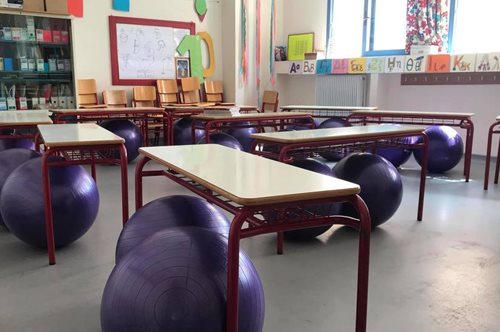 «Bοηθά τη συγκέντρωση»: Ελληνικό σχολείο αντικατέστησε τις καρέκλες στα θρανία με μπάλες πιλάτες