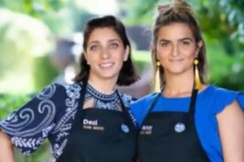 Δύο Ελληνίδες στην κορυφή της κουζίνας του κόσμου με ελληνική σαλάτα και γαλακτομπούρεκο