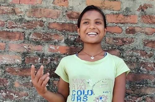 «Σε αυτό το σπίτι ζούμε 25 συγγενείς. Τα κορίτσια στην ηλικία μου δεν πηγαίνουμε σχολείο»