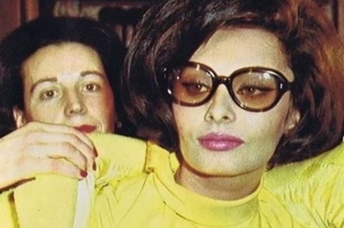 Η σπάνια φωτογραφία της Σοφίας Λόρεν στην Ελλάδα μαθαίνοντας παραδοσιακούς χορούς