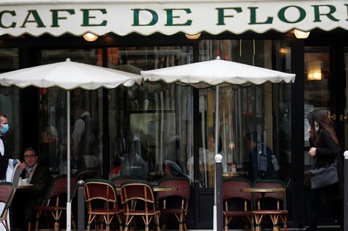 «Είμαστε Γάλλοι, λατρεύουμε να πίνουμε και να φιλιόμαστε»: Παρόλα αυτά το Παρίσι κλείνει όλα τα μπαρ