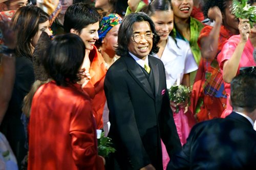 «Ξέρω πολλούς ανθρώπους που μισούν ο ένας τον άλλον. Αλλά όλοι τους συμφωνούν πως αγαπούν τον Kenzo»