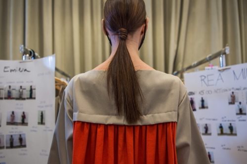 Αντικαθιστά το κόκκινο κραγιόν: Η 90s τάση που θα υιοθετήσουμε φέτος για τα μαλλιά μας