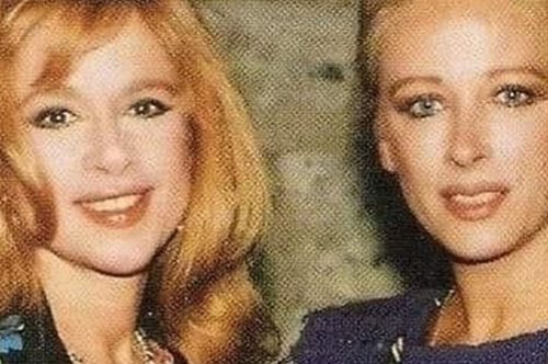 Δανδουλάκη, Βουγιουκλάκη, Λάσκαρη, Βαλσάμη, Βίσση αγκαλιασμένες σε μία κοινή φωτογραφία