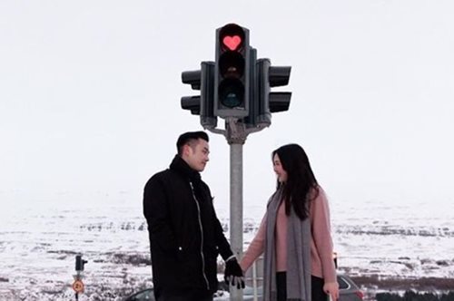 H πόλη της Ισλανδίας που έβαλε στα κόκκινα φανάρια καρδιές για να δώσει χαρά στους κατοίκους